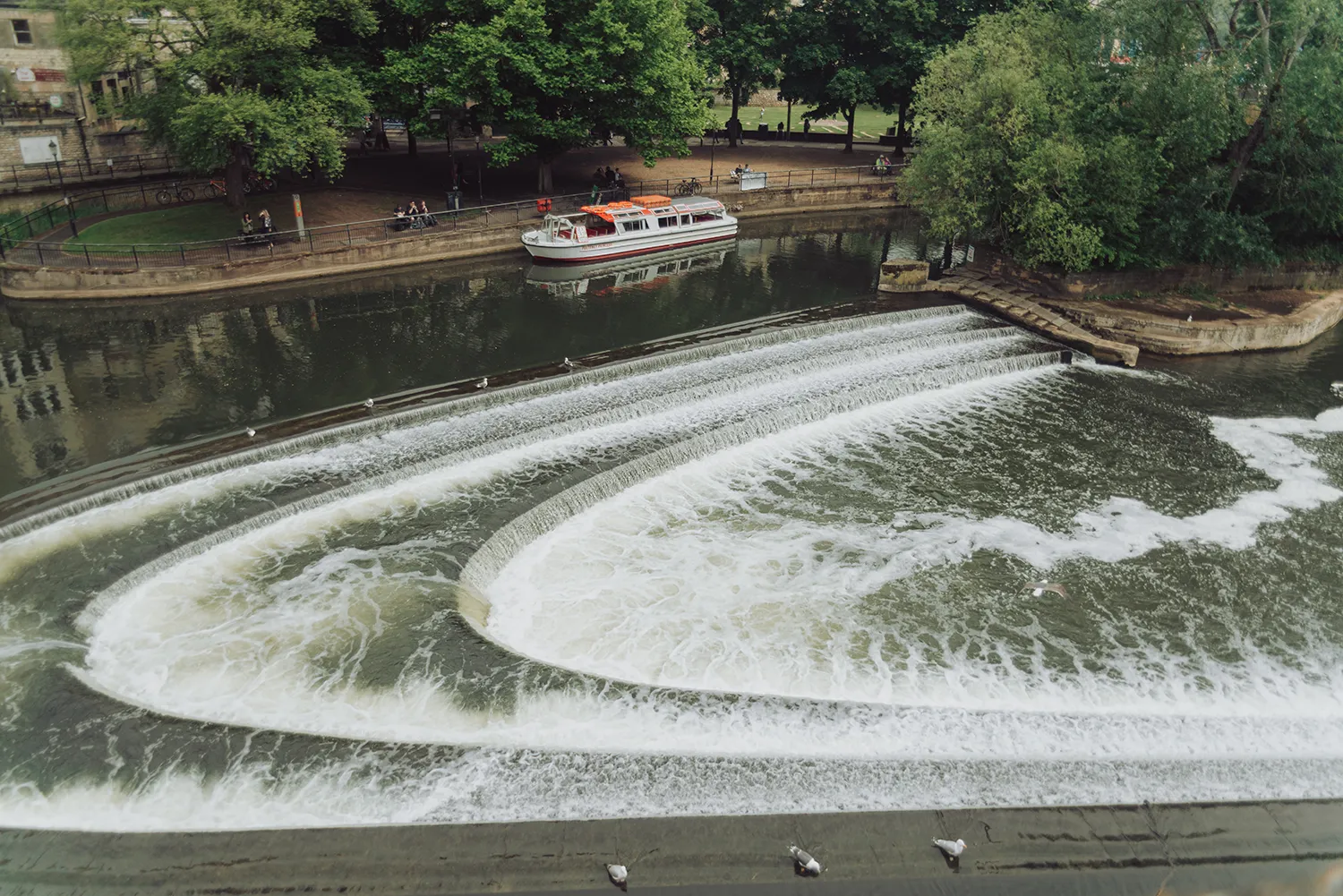 The curved Pulteney Weir waterfall on the River Avon in Bath, England.